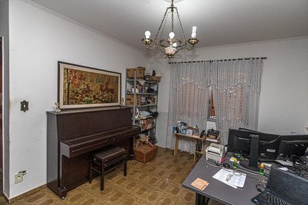 Casa à venda com 235m², 4 quartos e 4 vagasEscritório