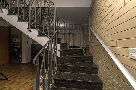 Casa à venda com 235m², 4 quartos e 4 vagasEscada