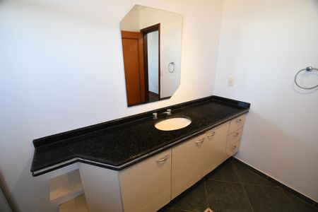 Casa de condomínio à venda com 604m², 4 quartos e 6 vagasBanheiro da Suíte 3