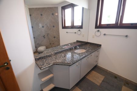 Casa de condomínio à venda com 604m², 4 quartos e 6 vagasBanheiro da Suíte 4