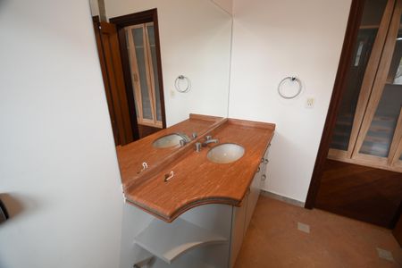 Casa de condomínio à venda com 604m², 4 quartos e 6 vagasBanheiro da Suíte 2