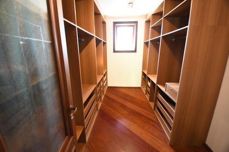 Casa de condomínio à venda com 604m², 4 quartos e 6 vagasSuíte 4 - Closet
