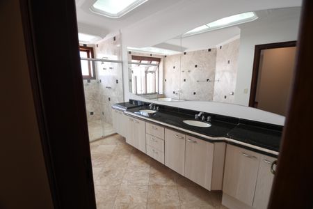 Casa de condomínio à venda com 604m², 4 quartos e 6 vagasBanheiro da Suíte 1