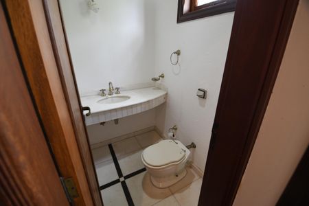 Casa de condomínio à venda com 604m², 4 quartos e 6 vagasLavabo