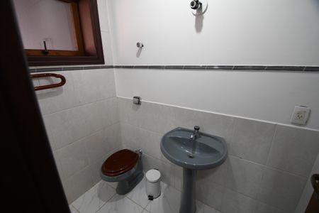 Casa de condomínio à venda com 604m², 4 quartos e 6 vagasBanheiro de serviço