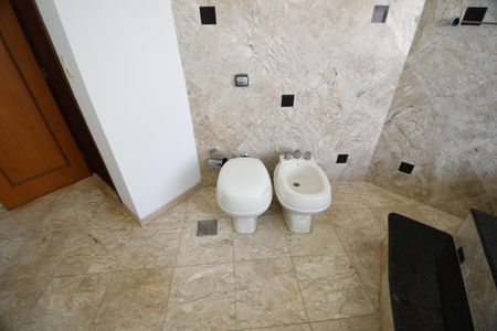 Casa de condomínio à venda com 604m², 4 quartos e 6 vagasBanheiro da Suíte 1