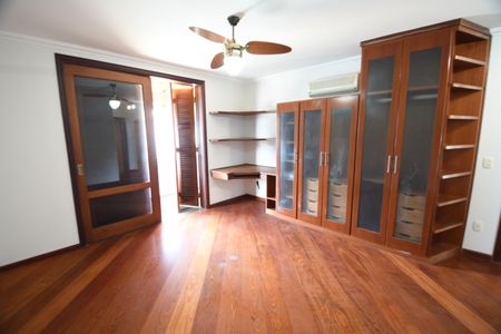 Casa de condomínio à venda com 604m², 4 quartos e 6 vagasSuíte 1