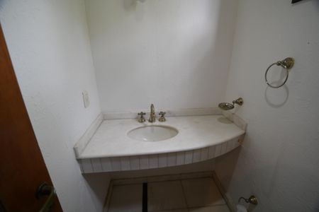 Casa de condomínio à venda com 604m², 4 quartos e 6 vagasLavabo