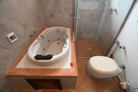 Casa de condomínio à venda com 604m², 4 quartos e 6 vagasBanheiro da Suíte 2