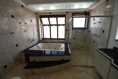 Casa de condomínio à venda com 604m², 4 quartos e 6 vagasBanheiro da Suíte 1