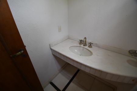 Casa de condomínio à venda com 604m², 4 quartos e 6 vagasLavabo