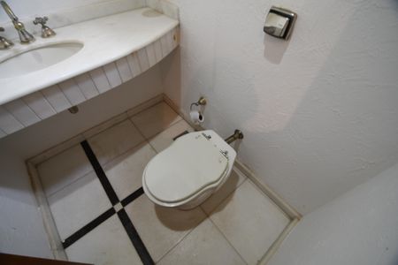 Casa de condomínio à venda com 604m², 4 quartos e 6 vagasLavabo