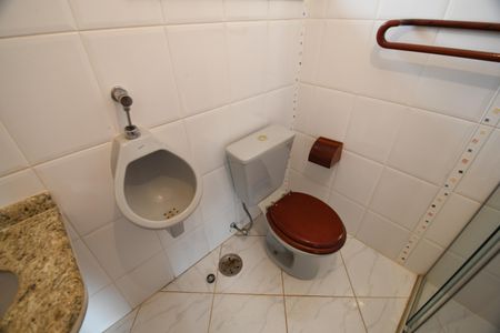 Casa de condomínio à venda com 604m², 4 quartos e 6 vagasBanheiro da Piscina