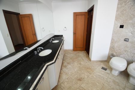 Casa de condomínio à venda com 604m², 4 quartos e 6 vagasBanheiro da Suíte 1