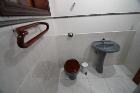 Casa de condomínio à venda com 604m², 4 quartos e 6 vagasBanheiro de serviço