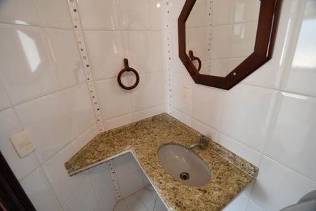 Casa de condomínio à venda com 604m², 4 quartos e 6 vagasBanheiro da Piscina