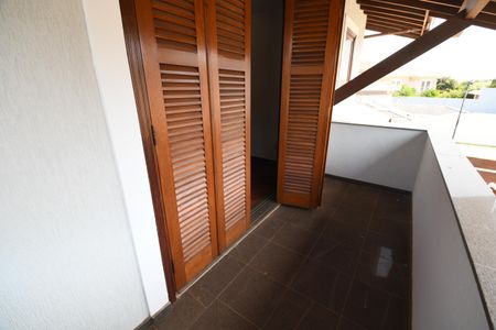 Casa de condomínio à venda com 604m², 4 quartos e 6 vagasSuíte 4 - Sacada