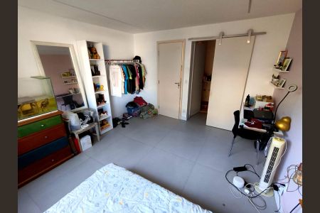 Casa de condomínio à venda com 141m², 4 quartos e 2 vagas Casa de condomínio à venda com 141m², 4 quartos e 2 vagasQuarto