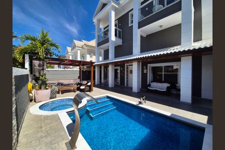 Casa de condomínio à venda com 408m², 5 quartos e 2 vagas Casa de condomínio à venda com 408m², 5 quartos e 2 vagasÁrea externa