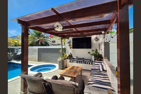 Casa de condomínio à venda com 408m², 5 quartos e 2 vagas Casa de condomínio à venda com 408m², 5 quartos e 2 vagasÁrea externa