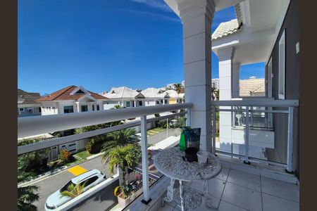 Casa de condomínio à venda com 408m², 5 quartos e 2 vagas Casa de condomínio à venda com 408m², 5 quartos e 2 vagasVaranda da suíte 3