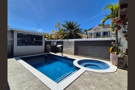 Casa de condomínio à venda com 408m², 5 quartos e 2 vagas Casa de condomínio à venda com 408m², 5 quartos e 2 vagasÁrea externa