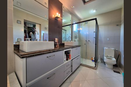 Casa de condomínio à venda com 408m², 5 quartos e 2 vagas Casa de condomínio à venda com 408m², 5 quartos e 2 vagasBanheiro da Suíte 4