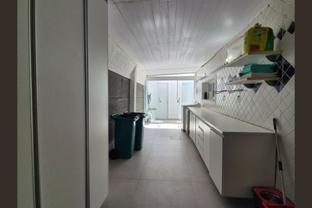 Casa de condomínio à venda com 408m², 5 quartos e 2 vagas Casa de condomínio à venda com 408m², 5 quartos e 2 vagasÁrea de Serviço