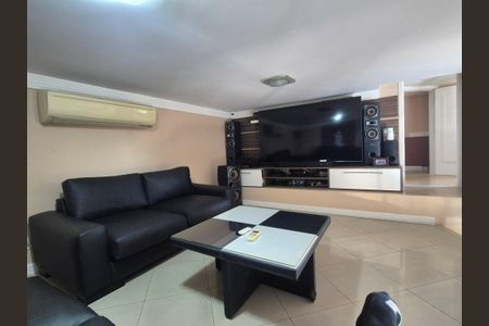 Casa de condomínio à venda com 408m², 5 quartos e 2 vagas Casa de condomínio à venda com 408m², 5 quartos e 2 vagasSala 2