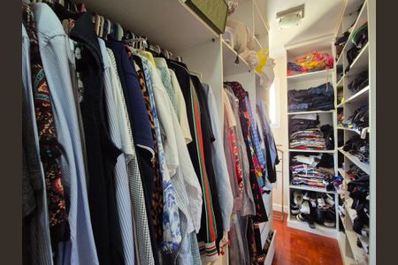 Casa de condomínio à venda com 408m², 5 quartos e 2 vagas Casa de condomínio à venda com 408m², 5 quartos e 2 vagasCloset da Suíte 4