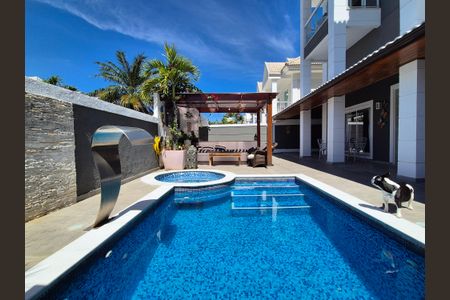 Casa de condomínio à venda com 408m², 5 quartos e 2 vagas Casa de condomínio à venda com 408m², 5 quartos e 2 vagasÁrea externa