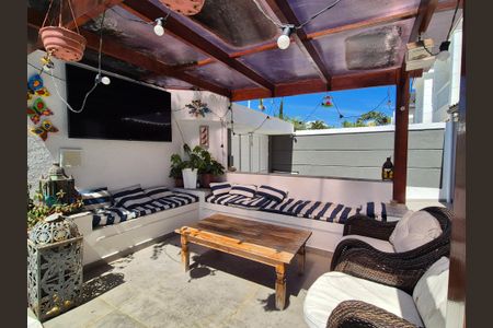 Casa de condomínio à venda com 408m², 5 quartos e 2 vagas Casa de condomínio à venda com 408m², 5 quartos e 2 vagasÁrea externa