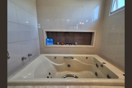 Casa de condomínio à venda com 408m², 5 quartos e 2 vagas Casa de condomínio à venda com 408m², 5 quartos e 2 vagasBanheiro da Suíte 4