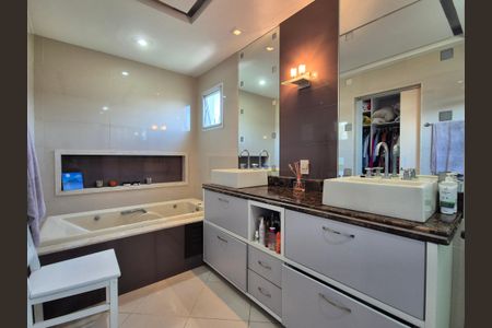 Casa de condomínio à venda com 408m², 5 quartos e 2 vagas Casa de condomínio à venda com 408m², 5 quartos e 2 vagasBanheiro da Suíte 4