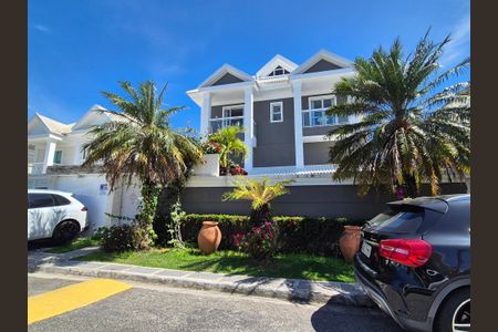 Casa de condomínio à venda com 408m², 5 quartos e 2 vagas Casa de condomínio à venda com 408m², 5 quartos e 2 vagasFachada