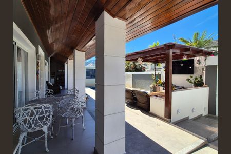 Casa de condomínio à venda com 408m², 5 quartos e 2 vagas Casa de condomínio à venda com 408m², 5 quartos e 2 vagasVaranda