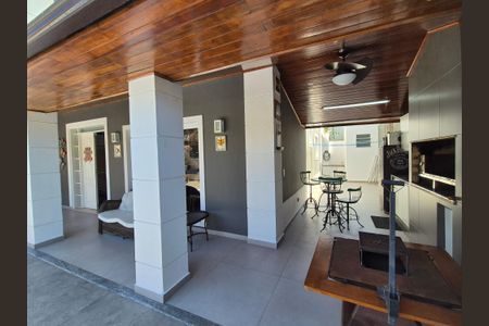 Casa de condomínio à venda com 408m², 5 quartos e 2 vagas Casa de condomínio à venda com 408m², 5 quartos e 2 vagasVaranda