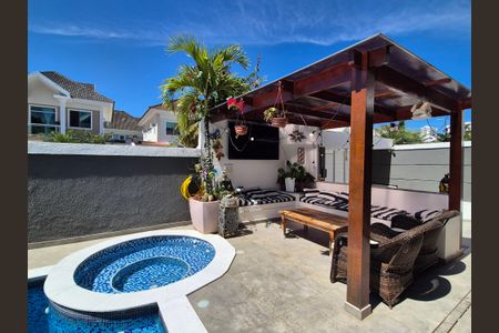 Casa de condomínio à venda com 408m², 5 quartos e 2 vagas Casa de condomínio à venda com 408m², 5 quartos e 2 vagasÁrea externa