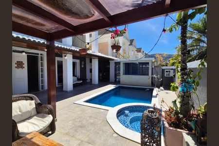 Casa de condomínio à venda com 408m², 5 quartos e 2 vagas Casa de condomínio à venda com 408m², 5 quartos e 2 vagasÁrea externa