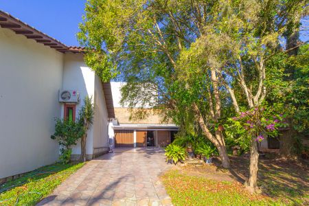 Casa à venda com 202m², 2 quartos e 4 vagas Casa à venda com 202m², 2 quartos e 4 vagasEntrada pela garagem