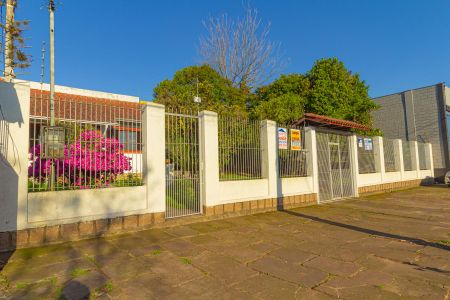 Casa à venda com 202m², 2 quartos e 4 vagas Casa à venda com 202m², 2 quartos e 4 vagasFachada Vista da Rua