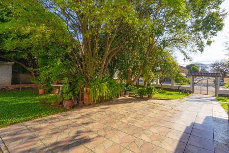 Casa à venda com 202m², 2 quartos e 4 vagas Casa à venda com 202m², 2 quartos e 4 vagasEntrada pela garagem