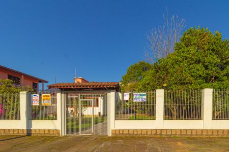 Casa à venda com 202m², 2 quartos e 4 vagas Casa à venda com 202m², 2 quartos e 4 vagasFachada Vista da Rua