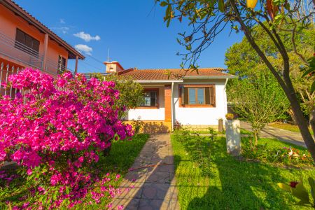 Casa à venda com 202m², 2 quartos e 4 vagas Casa à venda com 202m², 2 quartos e 4 vagasFachada