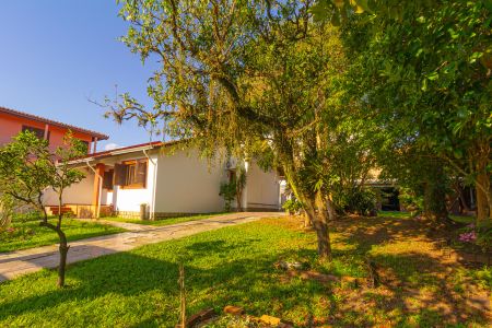 Casa à venda com 202m², 2 quartos e 4 vagas Casa à venda com 202m², 2 quartos e 4 vagasEntrada pela garagem