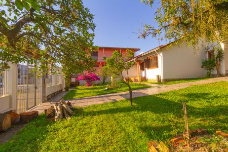 Casa à venda com 202m², 2 quartos e 4 vagas Casa à venda com 202m², 2 quartos e 4 vagasEntrada pela garagem