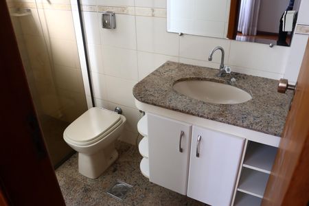 Apartamento para alugar com 120m², 3 quartos e 2 vagasBanheiro do Quarto 2