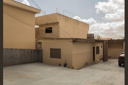 Casa à venda com 150m², 2 quartos e 10 vagas Casa à venda com 150m², 2 quartos e 10 vagasQuintal / Garagem