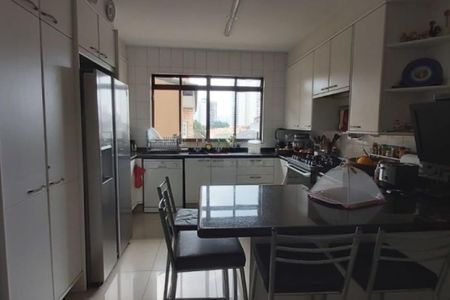 Casa à venda com 373m², 4 quartos e 6 vagas