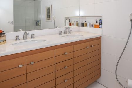 Apartamento à venda com 136m², 3 quartos e 3 vagas Apartamento à venda com 136m², 3 quartos e 3 vagasBanheiro da Suíte 1